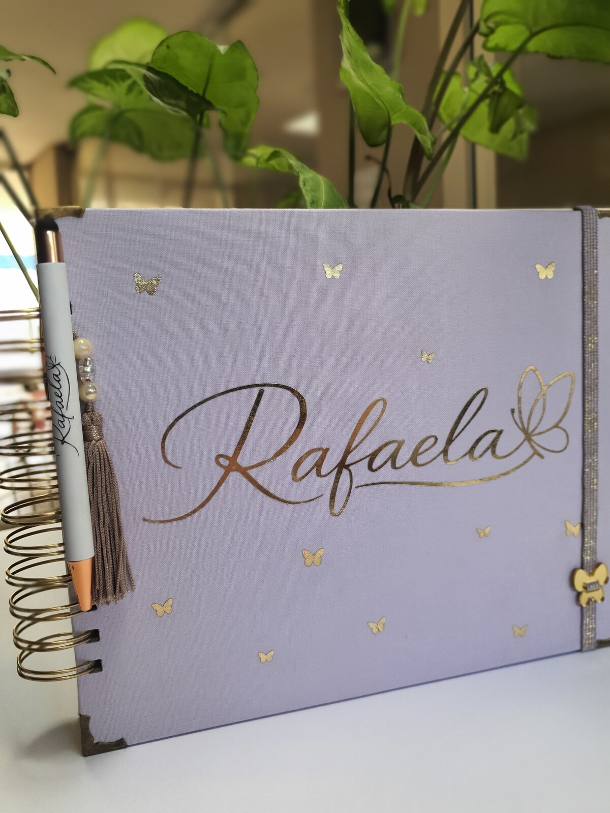 Detalhes de personalização artesanal — nome em dourado e caneta personalizada